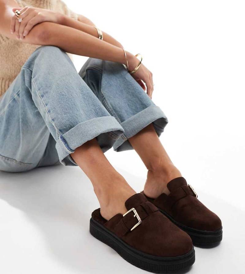 London Rebel - Donna - Mules in Schokobraun mit weitem Schnitt und Schnalle London Rebel - Donna - Mules in Schokobraun mit weitem Schnitt und Schnalle von London Rebel Wide Fit