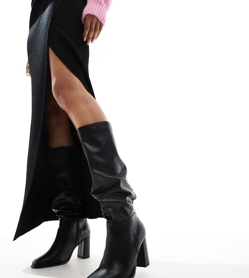 London Rebel - Maggie - Stiefel in Schwarz mit weichem, weitem Schaft und Blockabsatz London Rebel - Maggie - Stiefel in Schwarz mit weichem, weitem Schaft und Blockabsatz von London Rebel Wide Fit