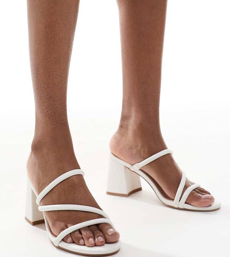 London Rebel - Slip-on-Riemchensandalen in Weiß mit Blockabsatz, weite Passform von London Rebel Wide Fit
