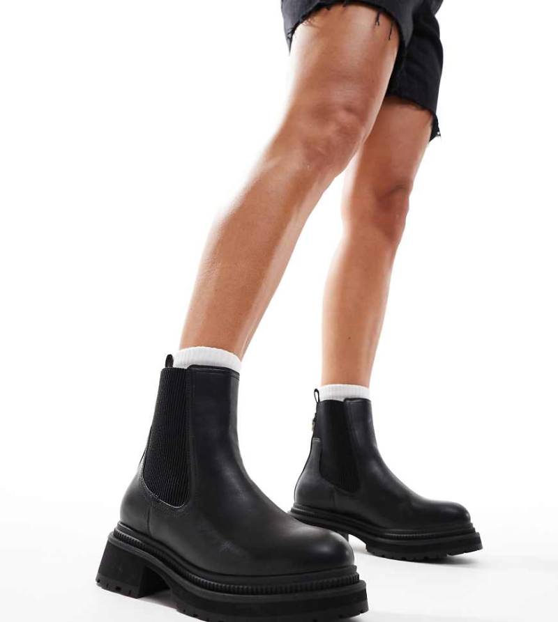 London Rebel Wide Fit - Becky - Klobige Chelsea-Stiefel in Schwarz mit mittelhohem Schaft, weite Passform London Rebel Wide Fit - Becky - Klobige Chelsea-Stiefel in Schwarz mit mittelhohem Schaft, weite Passform von London Rebel Wide Fit