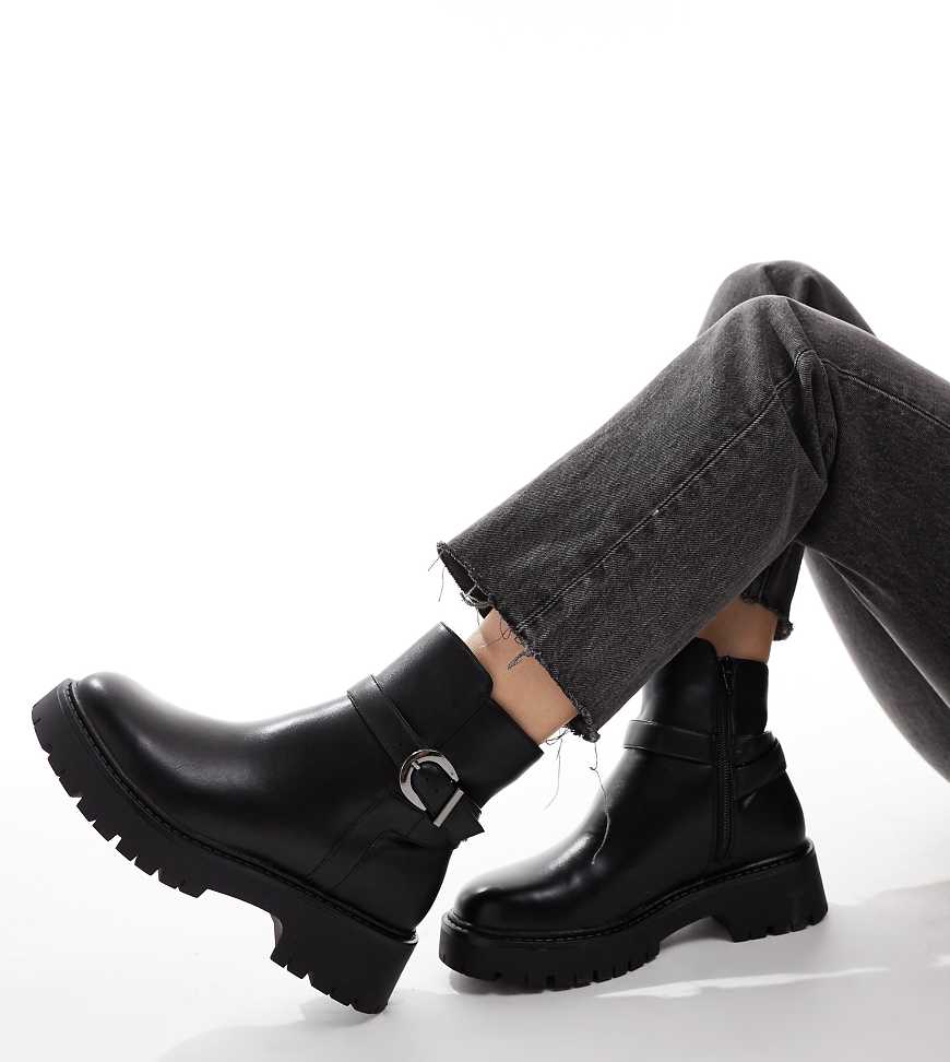 London Rebel Wide Fit - Billie - Ankle-Boots in Schwarz mit Schnalle und dicker Sohle von London Rebel Wide Fit