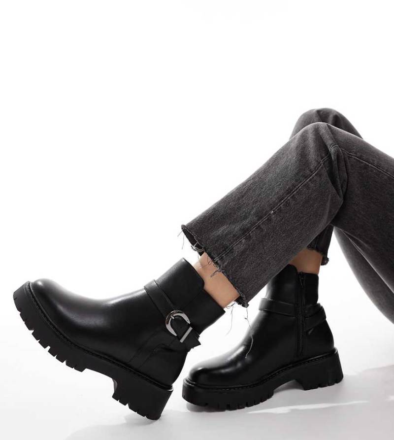 London Rebel Wide Fit - Billie - Ankle-Boots in Schwarz mit Schnalle und dicker Sohle von London Rebel Wide Fit
