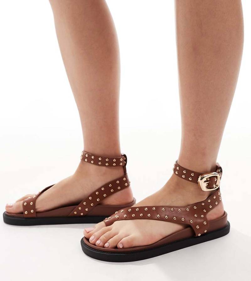 London Rebel Wide Fit - Flache Sandalen in Hellbraun mit Zehenschlaufe und Nieten, weite Passform von London Rebel Wide Fit