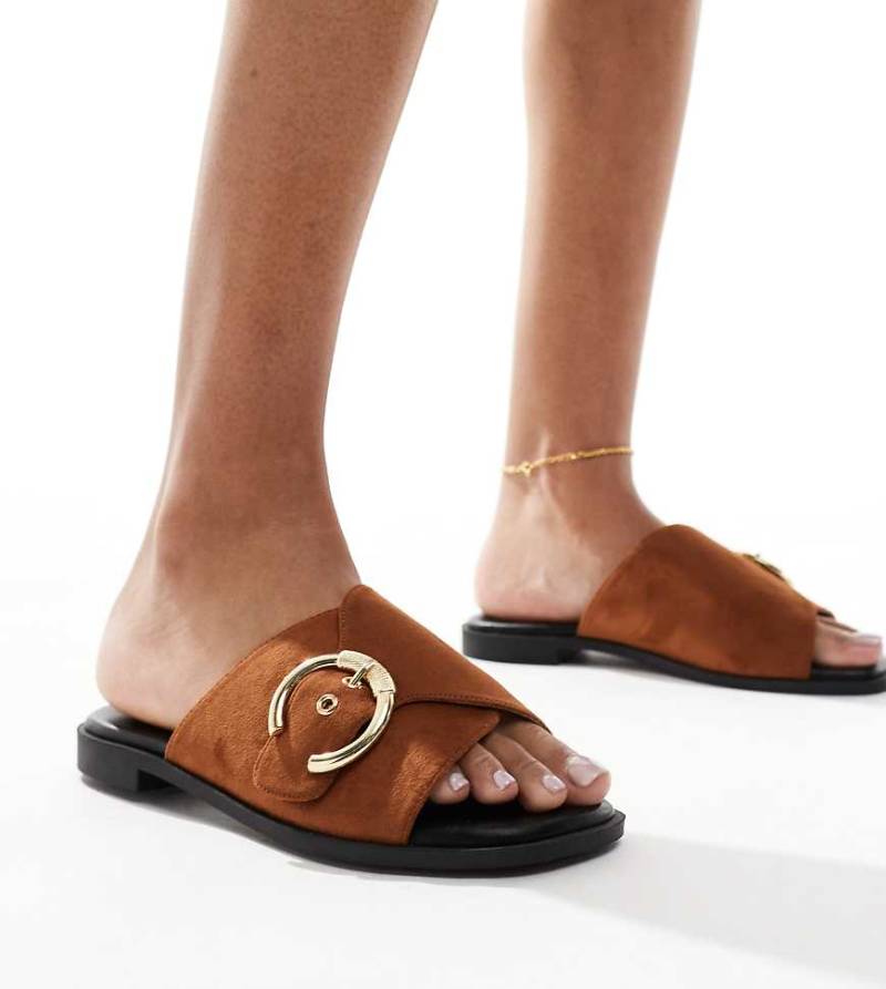 London Rebel - Wide Fit - Flache Sandalen in Micro-Braun mit überkreuzten Schnallenriemen, weite Passform-Neutral von London Rebel Wide Fit