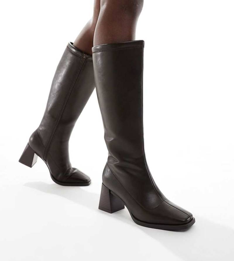 London Rebel Wide Fit - Isla - Stiefel in Schokobraun mit Blockabsatz, weite Passform-Brown von London Rebel Wide Fit