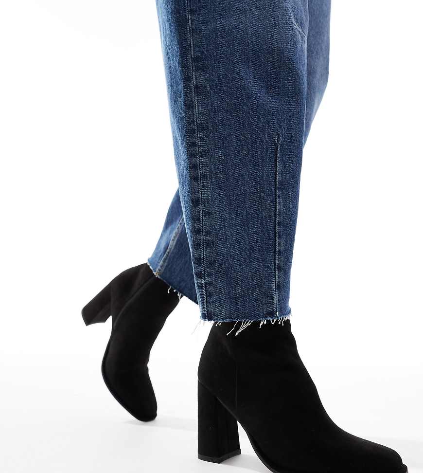 London Rebel Wide Fit - Maddie - Ankle-Boots in Micro-Schwarz mit Blockabsatz, weite Passform von London Rebel Wide Fit