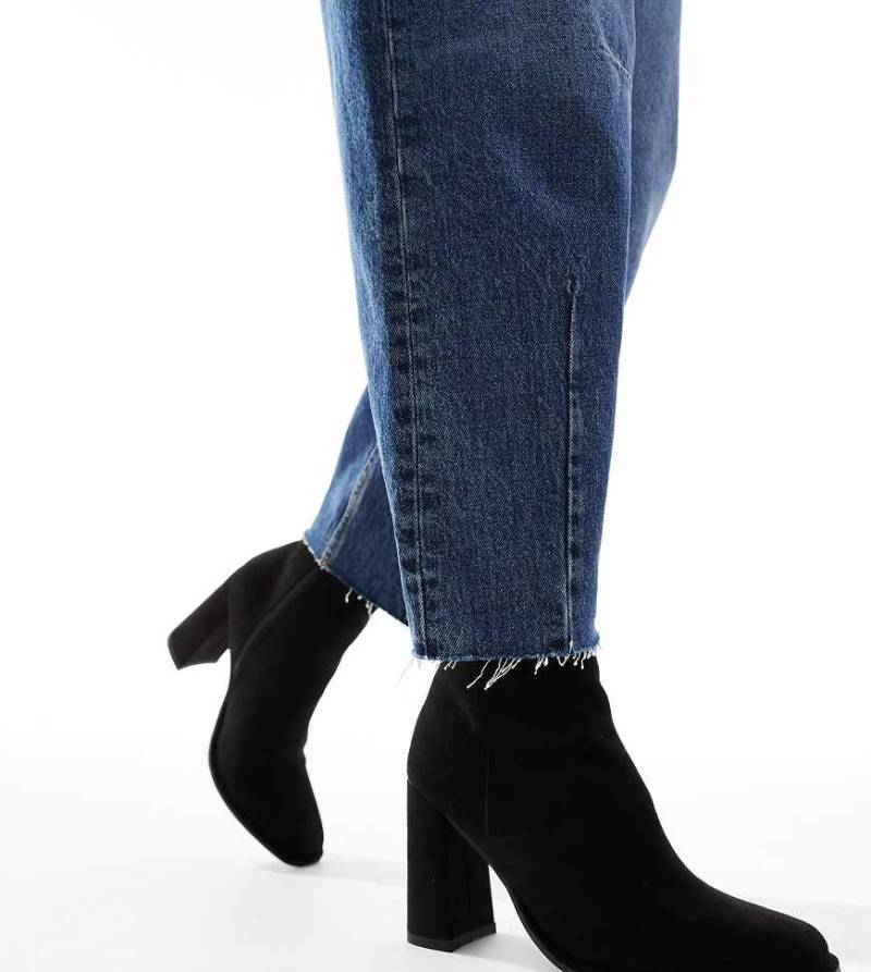 London Rebel Wide Fit - Maddie - Ankle-Boots in Micro-Schwarz mit Blockabsatz, weite Passform von London Rebel Wide Fit