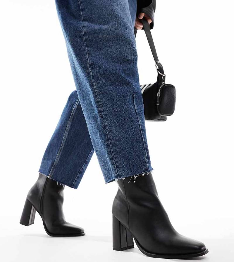London Rebel Wide Fit - Maddie - Ankle-Boots in Schwarz mit Blockabsatz von London Rebel Wide Fit