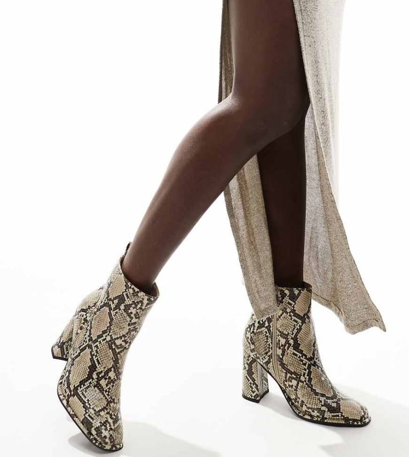London Rebel Wide Fit - Maddie - Stiefeletten in Schlangenoptik mit Blockabsatz-Bunt von London Rebel Wide Fit