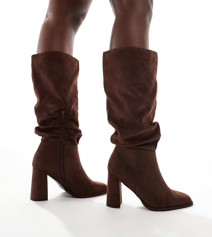 London Rebel Wide Fit - Maggie - Stiefel in Schokobraun-Micro mit Blockabsatz und lockerem Schaft, weite Passform-Brown von London Rebel Wide Fit