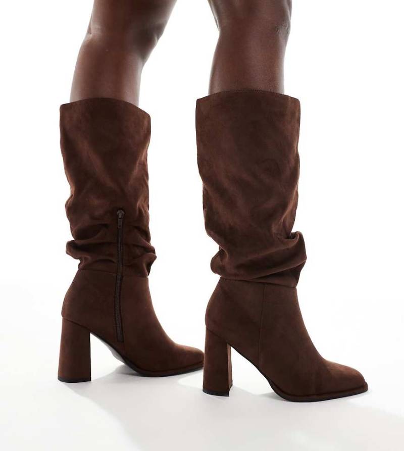 London Rebel Wide Fit - Maggie - Stiefel in Schokobraun-Micro mit Blockabsatz und lockerem Schaft, weite Passform-Brown von London Rebel Wide Fit