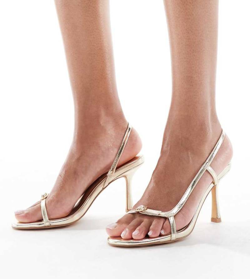 London Rebel Wide Fit - Nora - Sandaletten in Gold mit Riemchen und hohem Absatz-Goldfarben von London Rebel Wide Fit