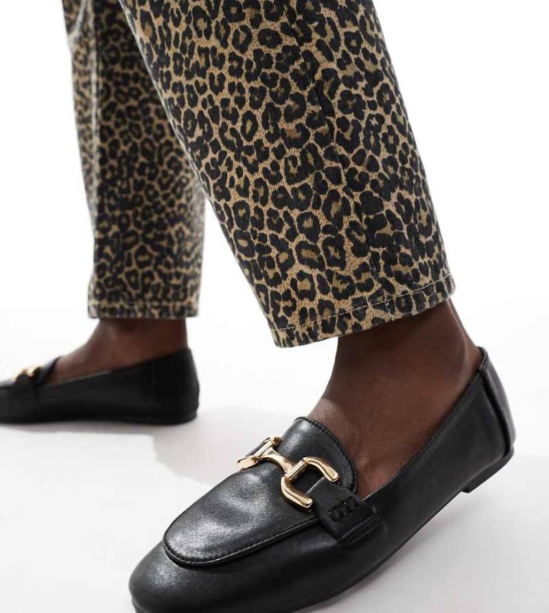 London Rebel Wide Fit - Nori - Flache Schuhe in Schwarz mit Trensenverzierung, weite Passform von London Rebel Wide Fit