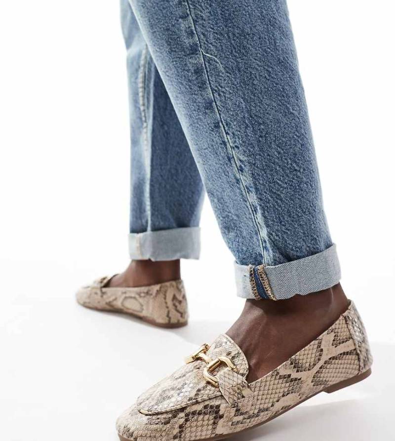 London Rebel Wide Fit - Nori - Flache Schuhe mit Trensenverzierung und Schlangenmuster, weite Passform-Bunt von London Rebel Wide Fit