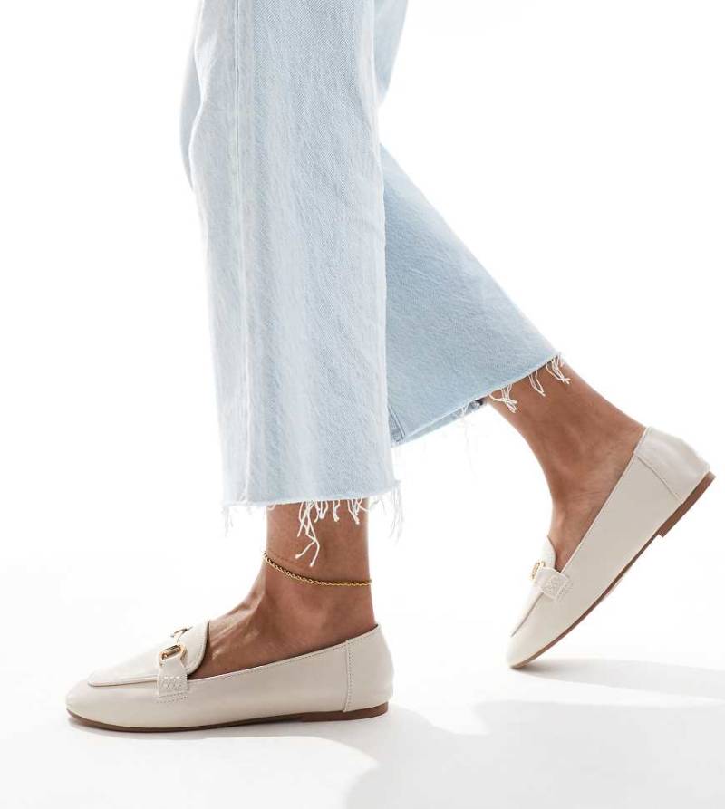 London Rebel Wide Fit - Nori - Loafer in Creme mit Schnallendetail-Weiß von London Rebel Wide Fit