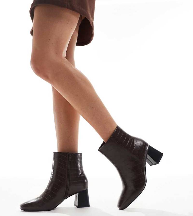 London Rebel Wide Fit - Nova - Stiefel in brauner Kroko-Optik mit mittelhohem Absatz von London Rebel Wide Fit