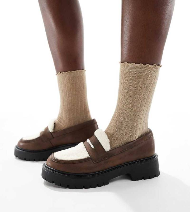 London Rebel Wide Fit - Olivia - Loafer in Braun mit kontrastierendem Teddyfell und dicker Sohle, weite Passform-Brown von London Rebel Wide Fit