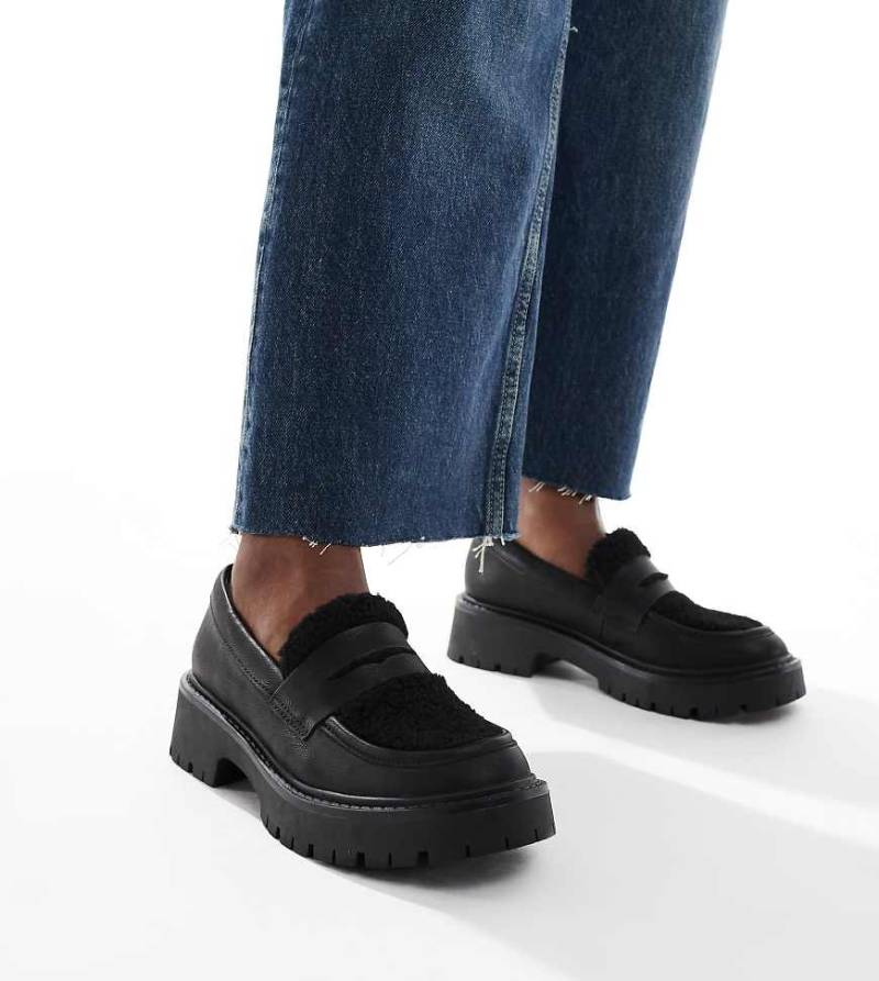 London Rebel Wide Fit - Olivia - Loafer in Schwarz mit Kontrastierendem Teddyfell und dicker Sohle, weite Passform von London Rebel Wide Fit
