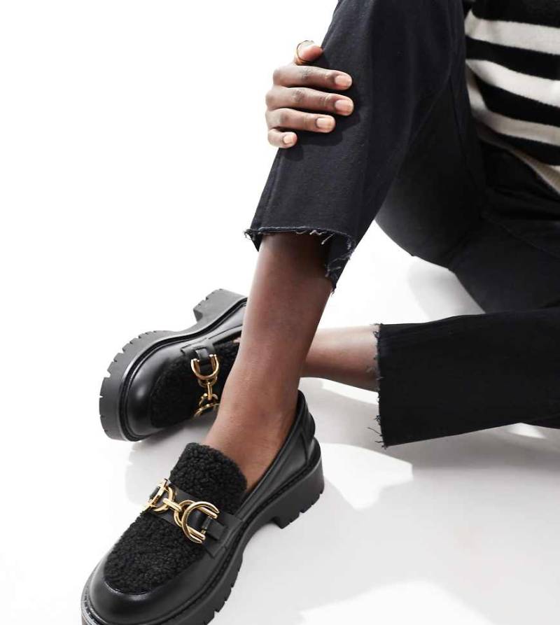 London Rebel Wide Fit - Roxy - Loafer in Schwarz mit Teddyfell-Einsatz und dicker Sohle, weite Passform von London Rebel Wide Fit