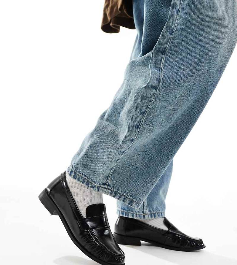 London Rebel Wide Fit - Sadie - Lack-Loafer in Schwarz mit gerafftem Detail, weite Passform von London Rebel Wide Fit