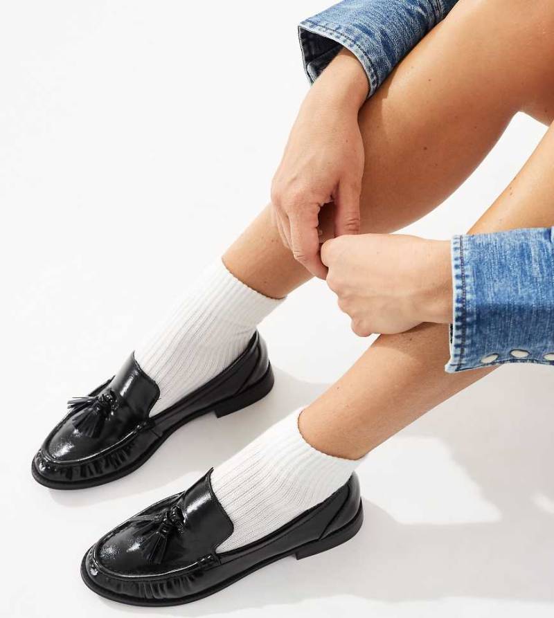 London Rebel Wide Fit - Sadie - Lack-Loafer in Schwarz mit gerafftem Detail und Bommel, weite Passform von London Rebel Wide Fit