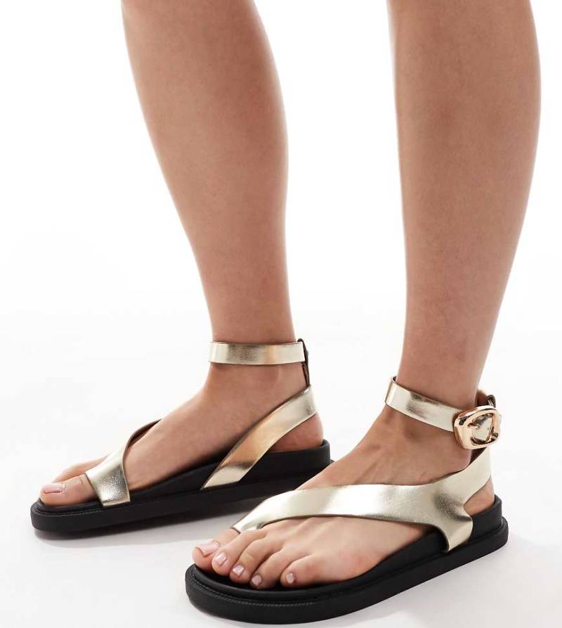 London Rebel Wide Fit - Sandalen in Gold mit Zehenschlaufe, weite Passform-Goldfarben von London Rebel Wide Fit