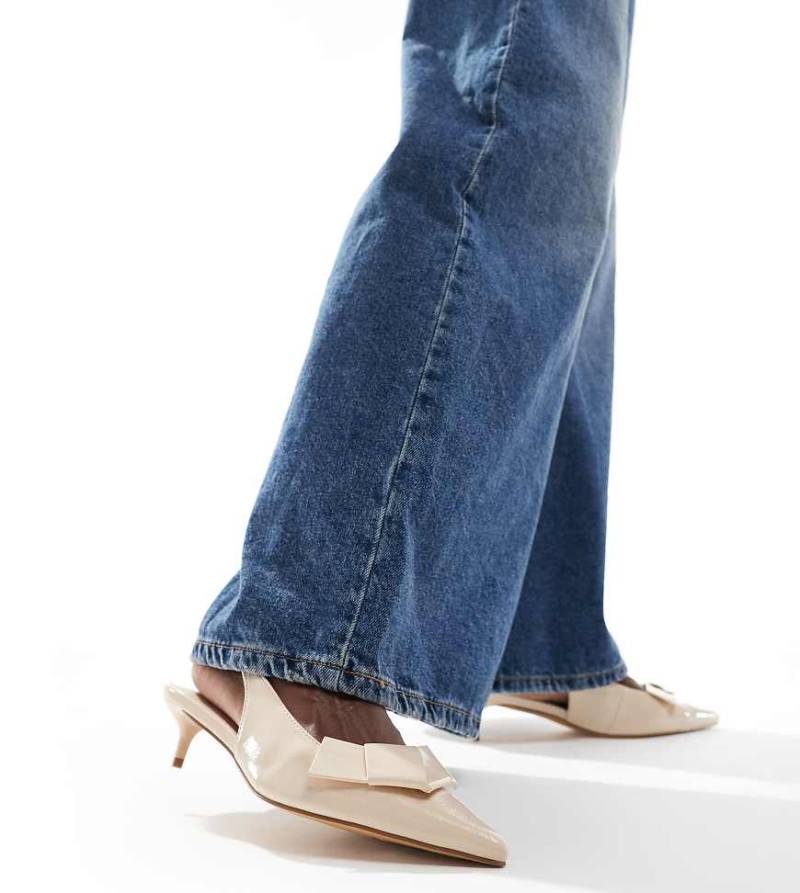 London Rebel Wide Fit - Slingback-Schuhe in cremeweißer Lackoptik mit Schleifendetail und Pfennigabsatz, weite Passform von London Rebel Wide Fit