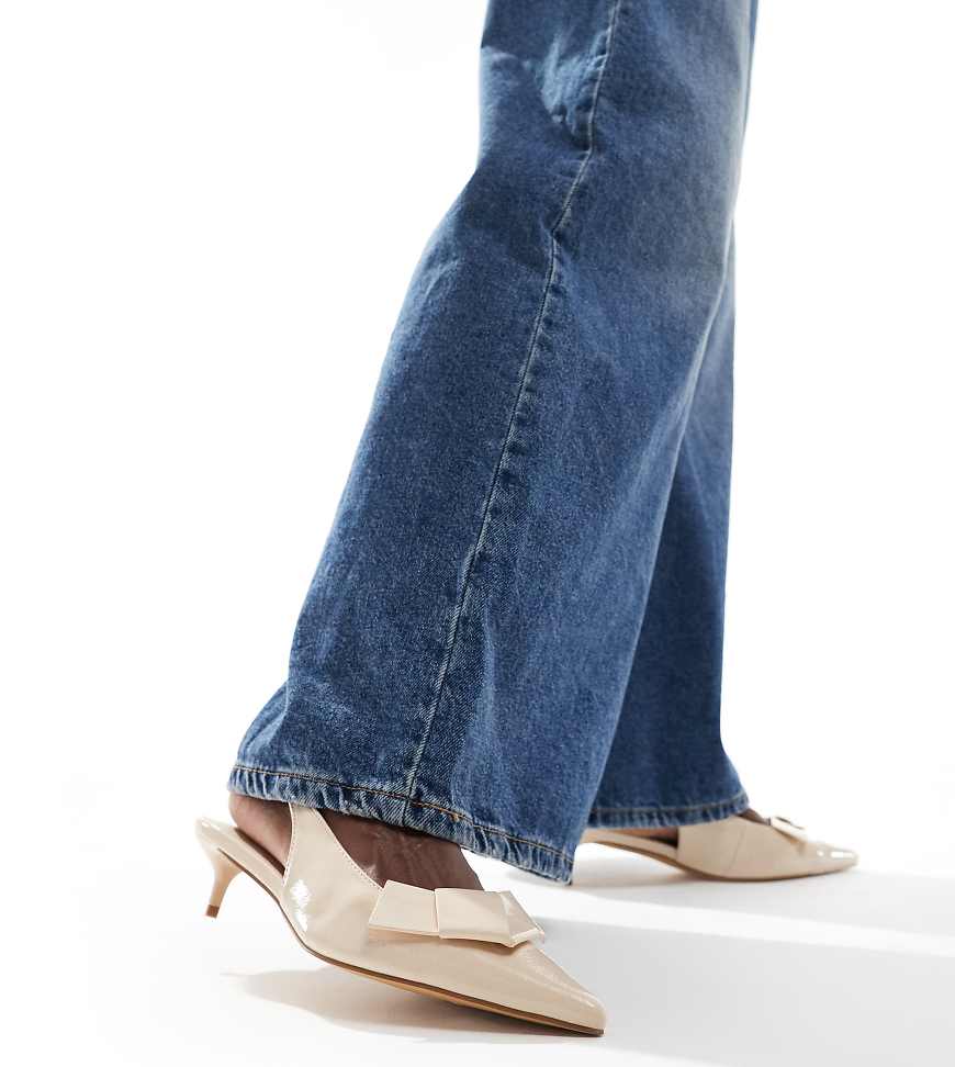 London Rebel Wide Fit - Slingback-Schuhe in cremeweißer Lackoptik mit Schleifendetail und Pfennigabsatz, weite Passform von London Rebel Wide Fit