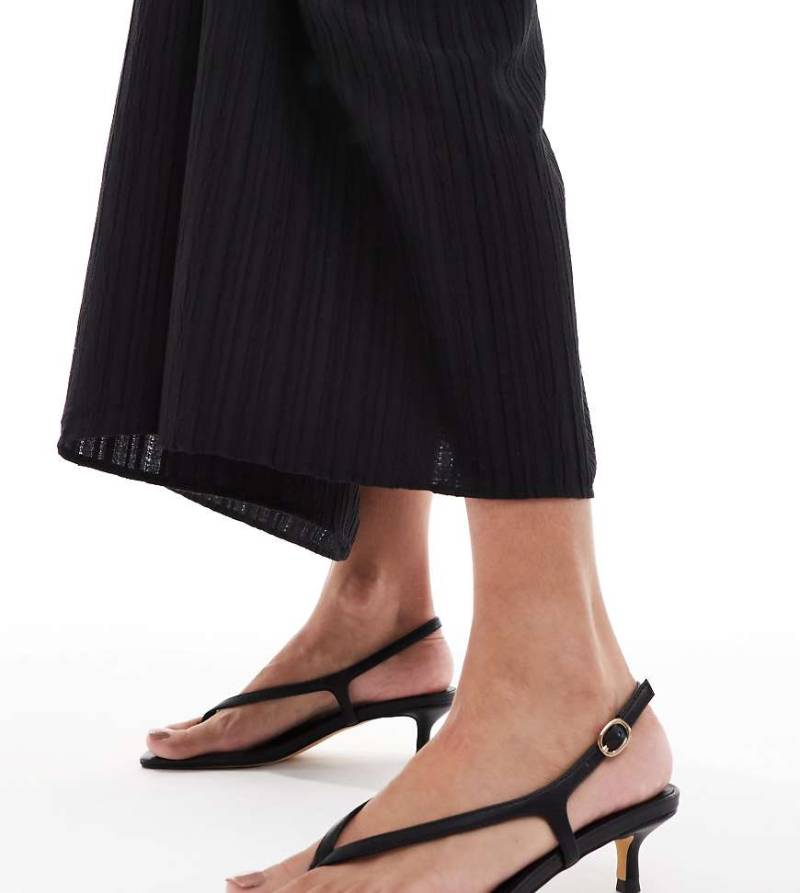 London Rebel Wide Fit - Zehensteg-Sandaletten in Schwarz mit Riemchendetail und Absatz von London Rebel Wide Fit