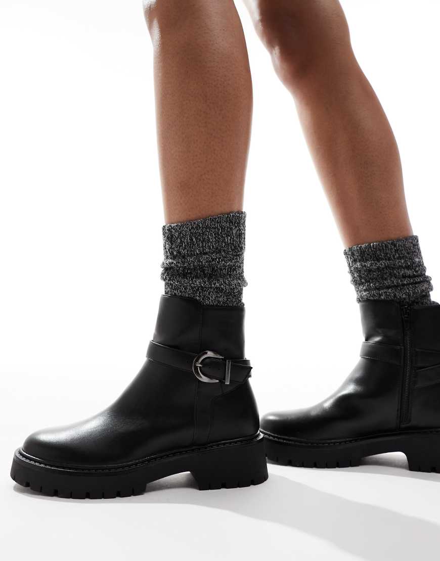 London Rebel - Billie - Ankle-Boots in Schwarz mit Schnalle und dicker Sohle von London Rebel
