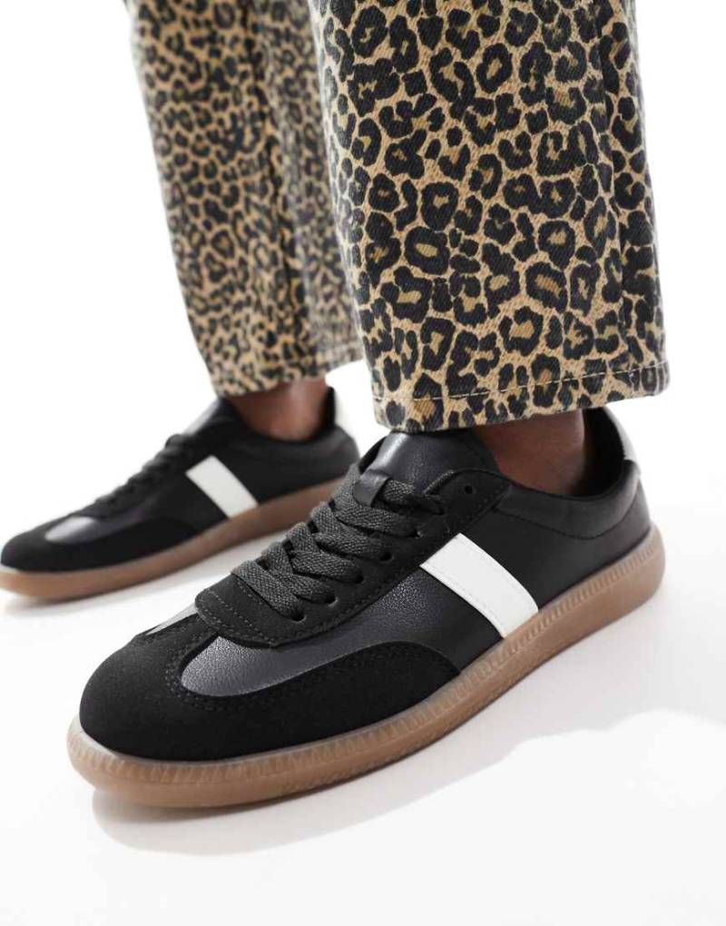 London Rebel - Cally - Sneaker in Schwarz und Weiß mit Gummisohle von London Rebel