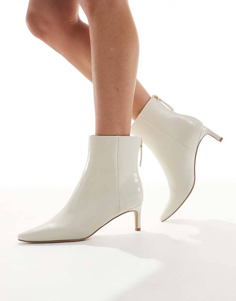 London Rebel - Ellie - Halbhohe Ankle-Boots in Creme mit Kitten-Absatz-Weiß von London Rebel