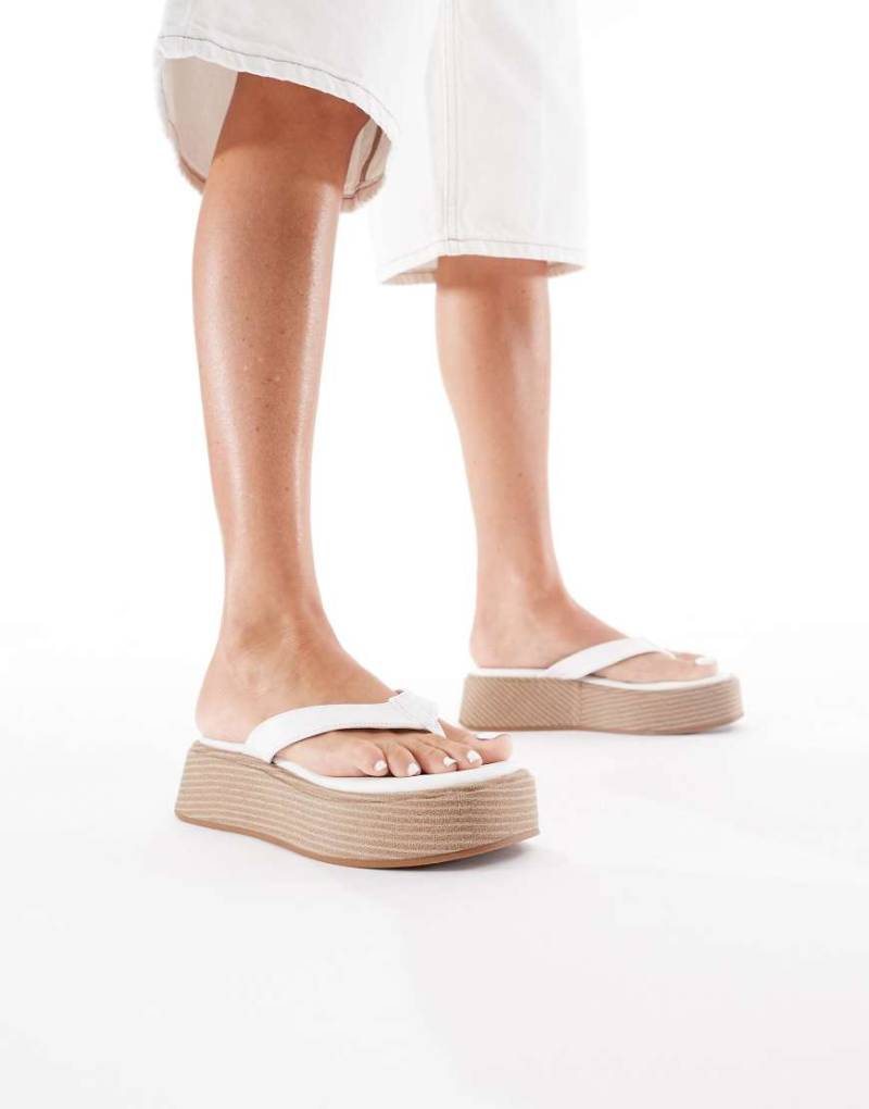 London Rebel - Espadrilles-Zehenstegsandalen aus weißem Kunstleder mit flacher Plateausohle von London Rebel