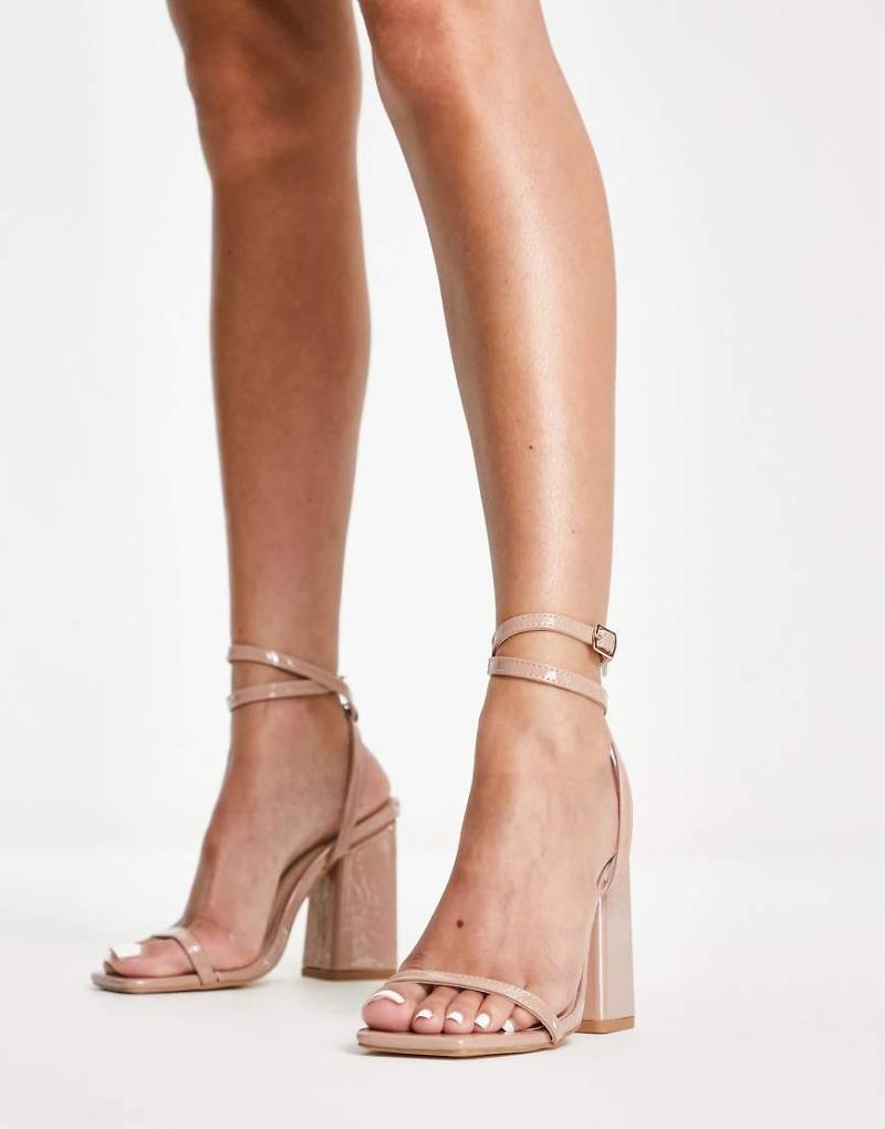 London Rebel - Lack-Sandalen in Beige mit Blockabsatz-Neutral von London Rebel
