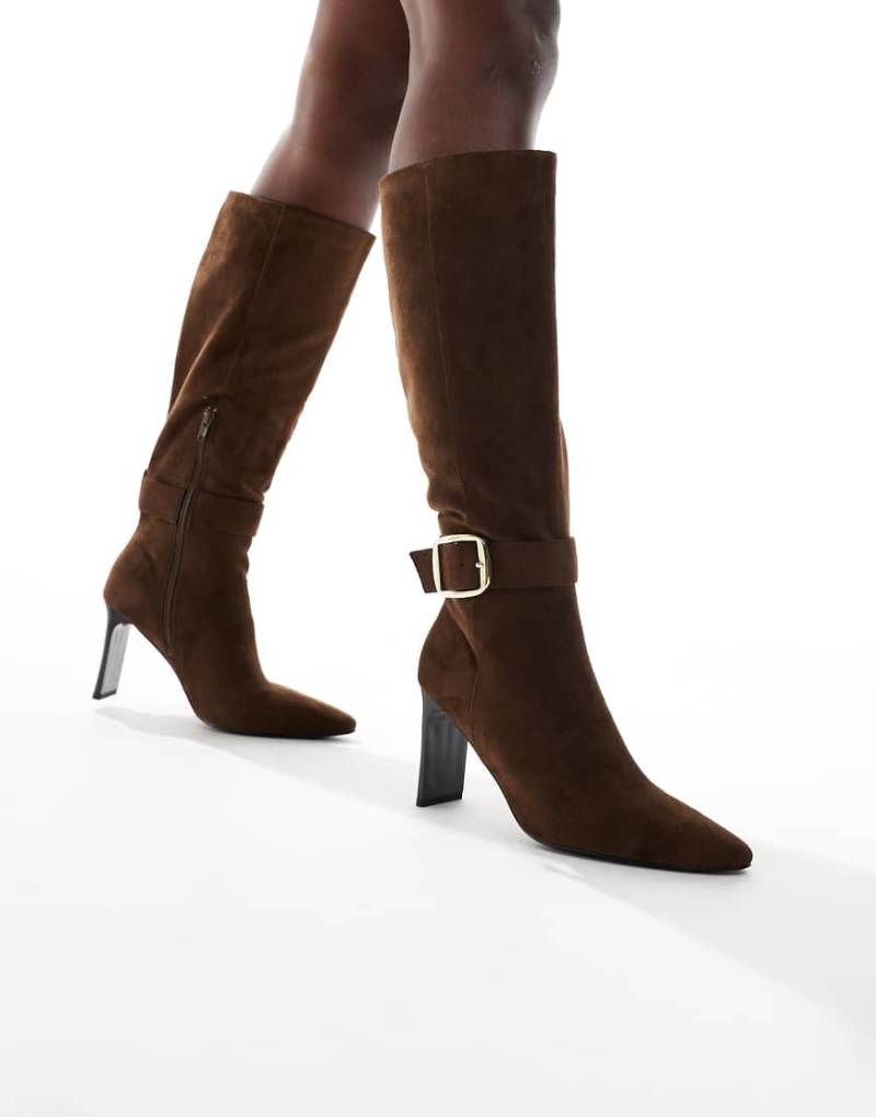 London Rebel - Leah - Kniehohe Stiefel in Schokobraun mit Schnallendetail und Kitten-Absatz-Brown von London Rebel