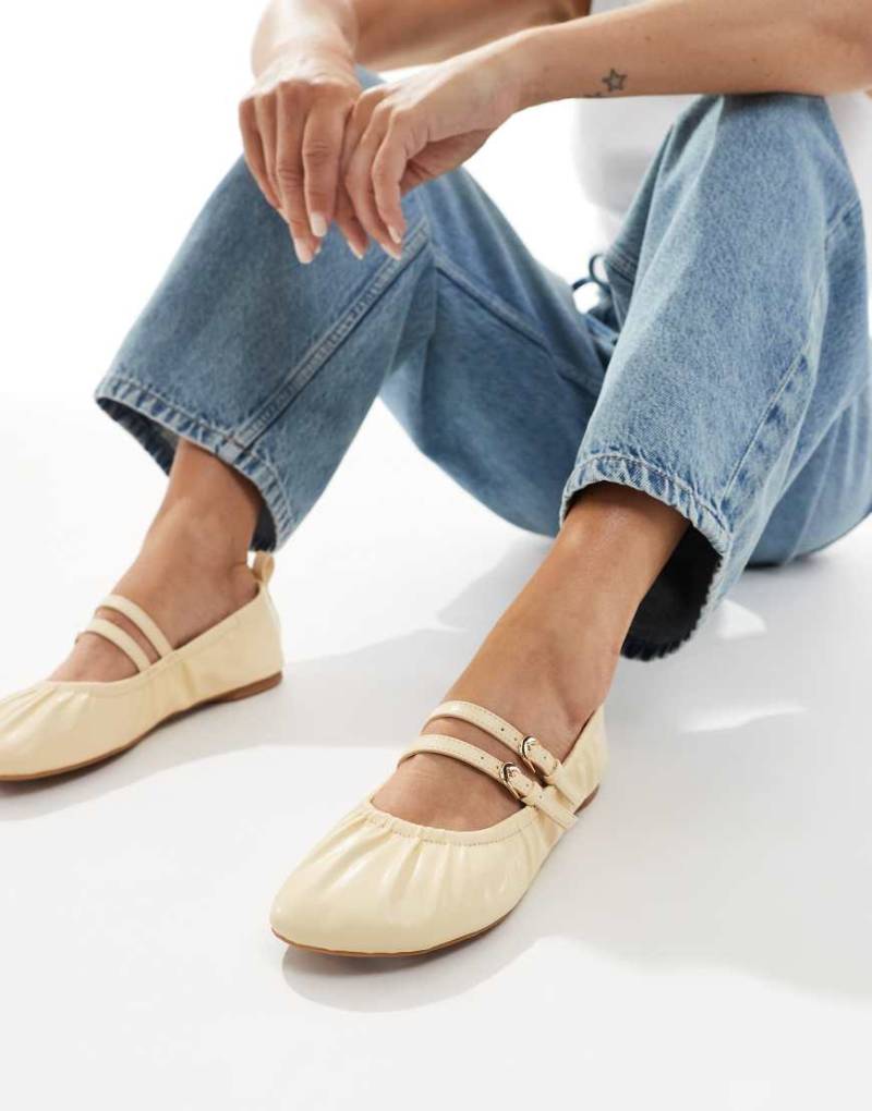 London Rebel - Mia - Geraffte Riemchen-Ballerinas in Buttermilchgelb von London Rebel