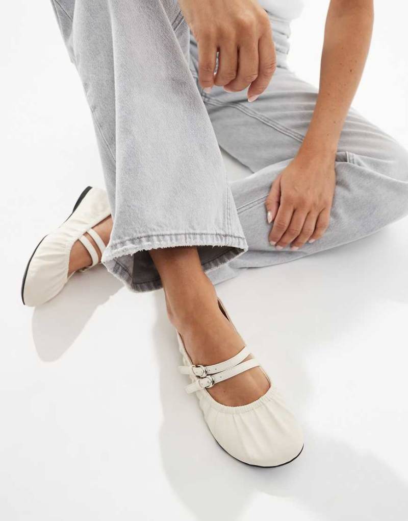 London Rebel - Mia - Geraffte Riemchen-Ballerinas in Ecru-Weiß von London Rebel