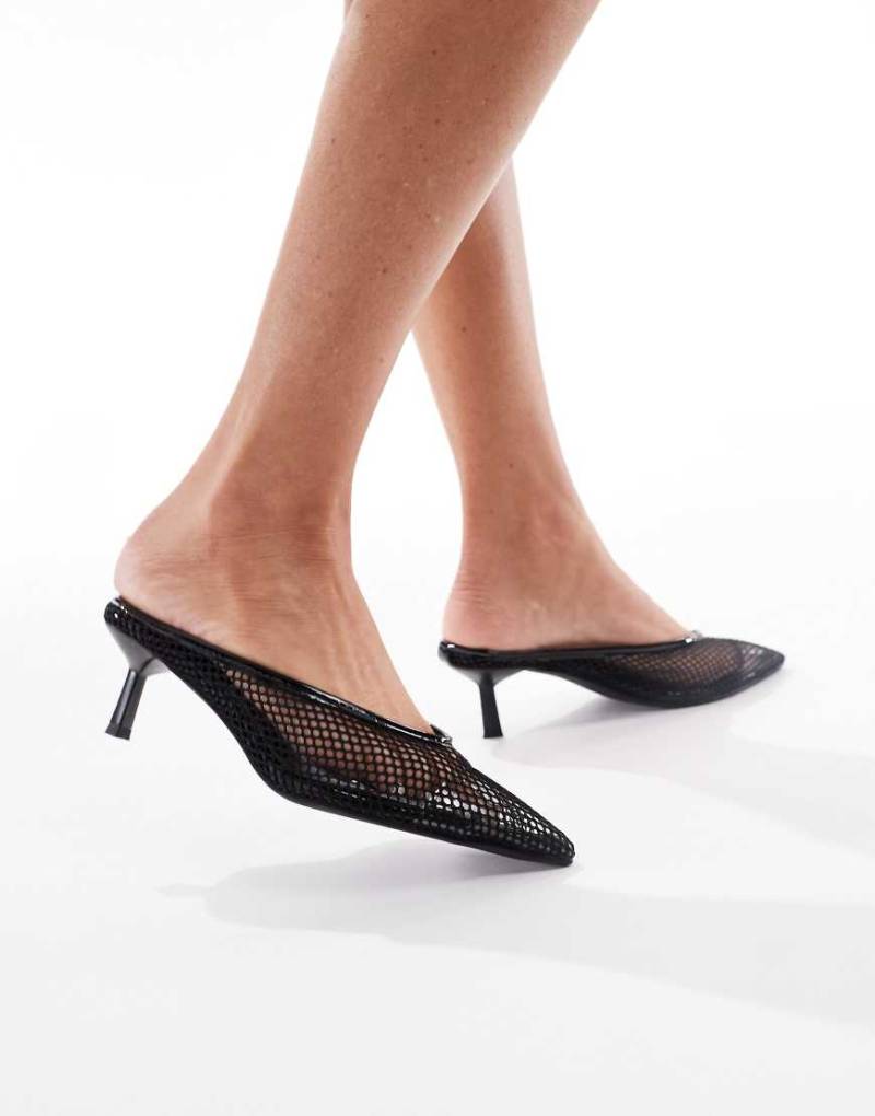 London Rebel - Mules-Sandaletten aus schwarzem Netzstoff mit Kitten-Absatz von London Rebel