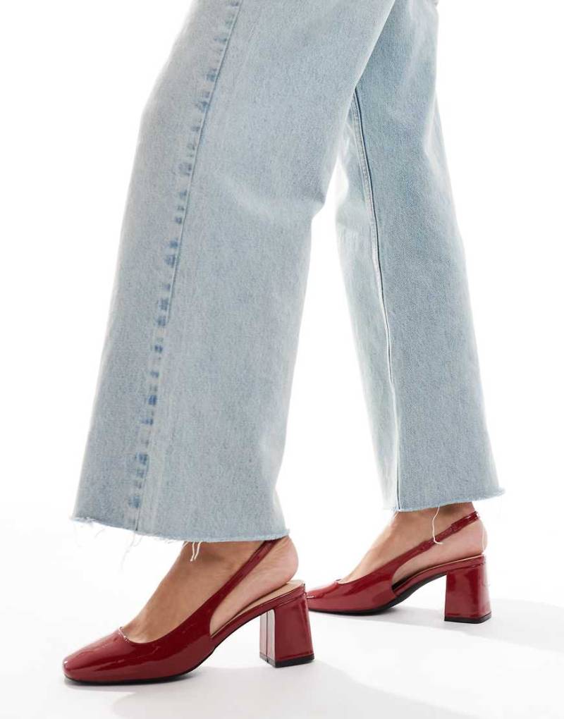 London Rebel - Mules aus Lackleder in Rot mit Blockabsatz und Fersenriemen von London Rebel