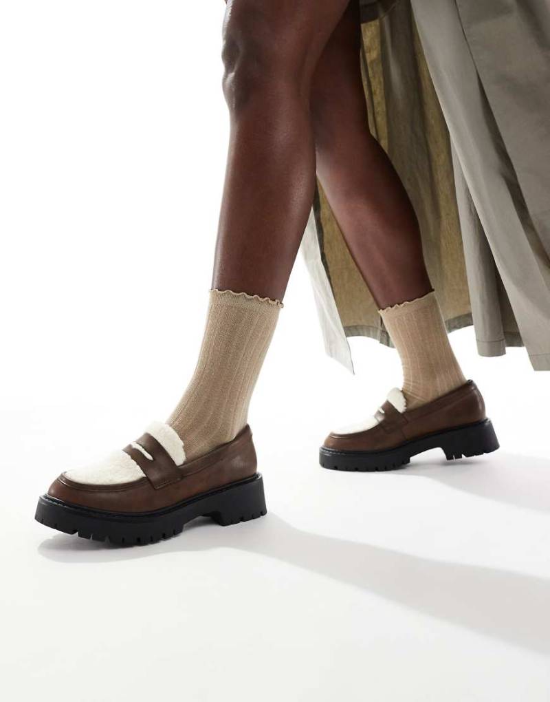 London Rebel - Olivia - Loafer in Braun mit kontrastierendem Teddyfell und dicker Sohle-Brown von London Rebel
