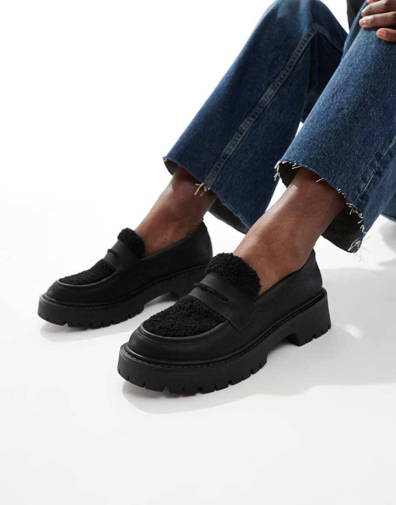 London Rebel - Olivia - Loafer in Schwarz mit kontrastierendem Teddyfell und dicker Sohle von London Rebel