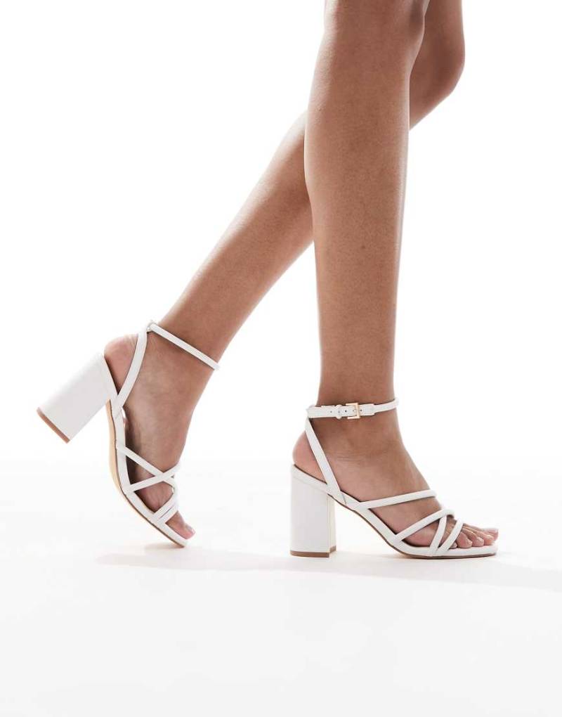 London Rebel - Riemchen-Sandaletten in Weiß mit Blockabsatz von London Rebel