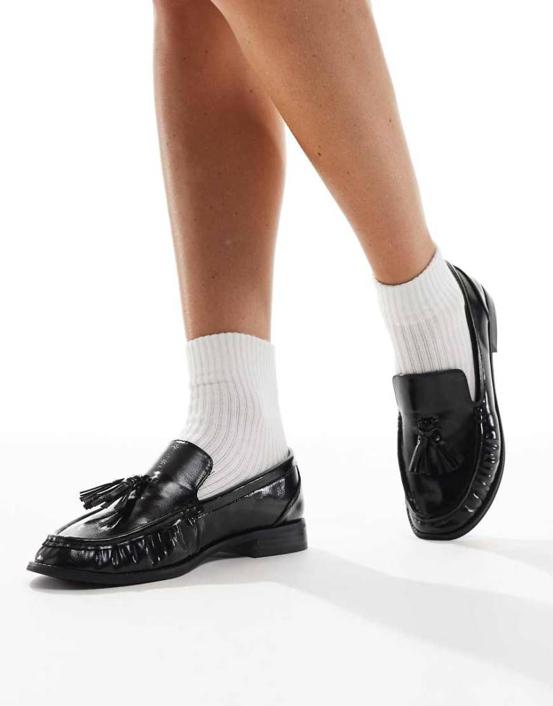 London Rebel - Sadie - Lack-Loafer in Schwarz mit Raffungen und Bommel von London Rebel