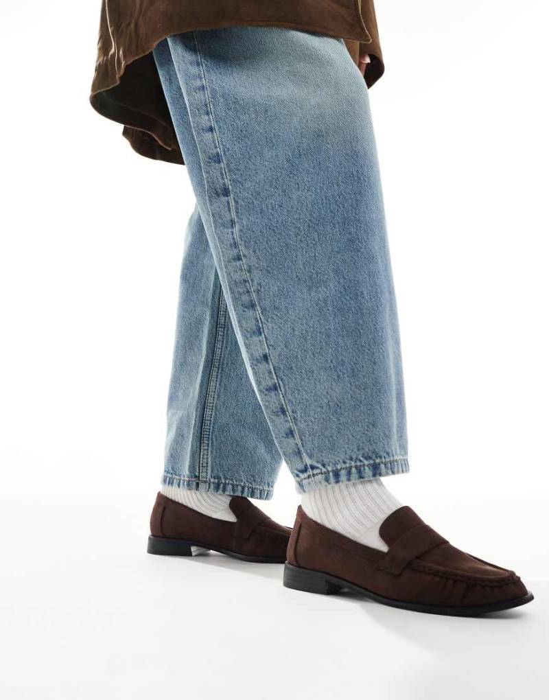 London Rebel - Sadie - Loafer aus Wildlederimitat in Schokobraun mit Raffung von London Rebel