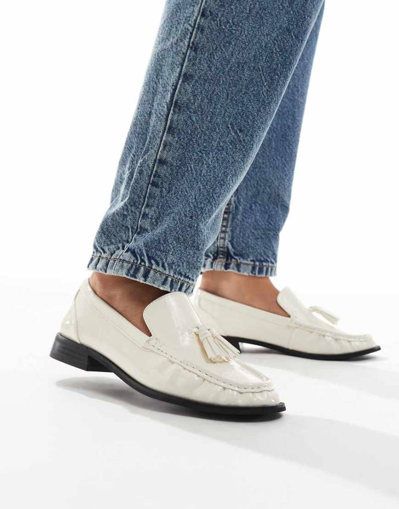 London Rebel - Sadie - Loafer in ecru Lackoptik mit Raffungen und Quastendetail-Weiß von London Rebel