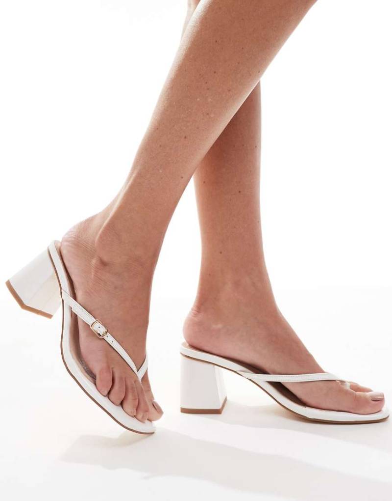 London Rebel - Sandalen in Weiß mit Zehensteg, Absatz und Schnallendetail von London Rebel