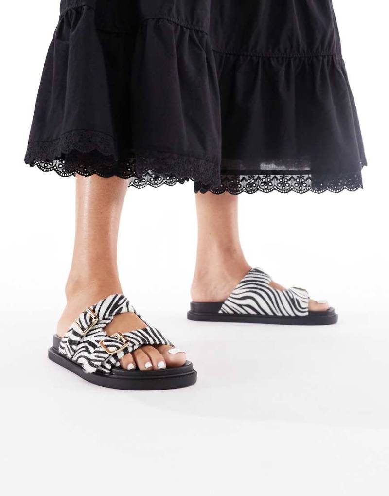 London Rebel - Sandalen mit Zebraprint und Schnallendetail-Bunt von London Rebel