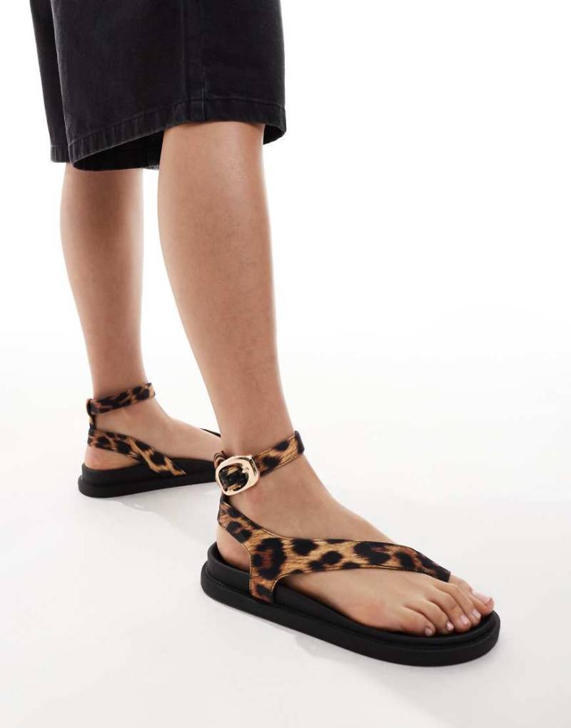 London Rebel - Sandalen mit Zehenstegschlaufe mit Leopardenmuster-Bunt von London Rebel