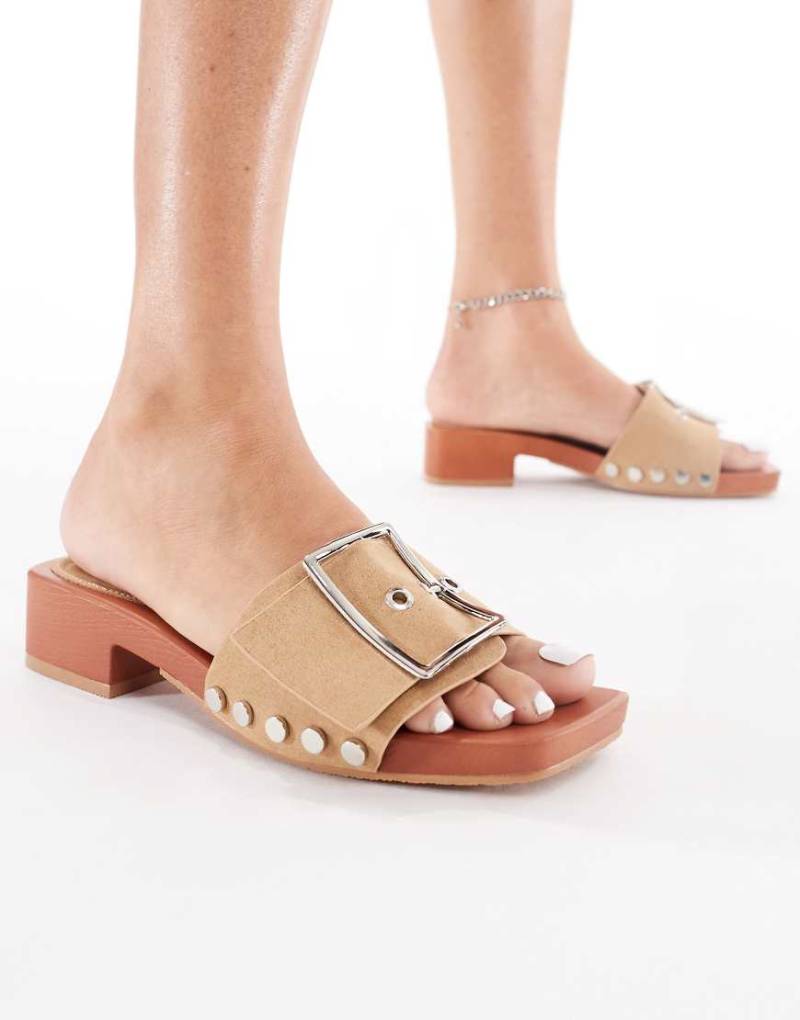London Rebel - Sandaletten aus Wildlederimitat in Taupe mit Schnallendetail und Absatz-Grün von London Rebel