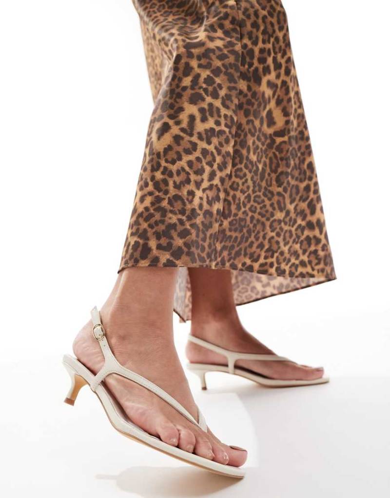 London Rebel - Zehensteg-Sandaletten in Creme mit Riemchendetail und Absatz-Weiß von London Rebel